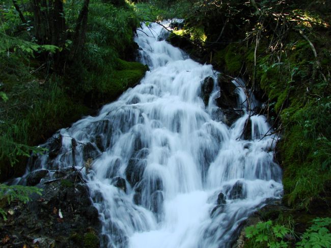 kleiner Wasserfall zwischen Trin und dem Crestasee