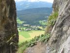 Klettersteig Pinut - Sicht an der Felsnadel vorbei hinunter nach Fidaz