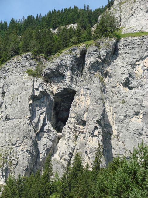 Kalk-Felsnadel und Höhle oberhalb Fidaz - Klettersteig Pinut bei Flims
