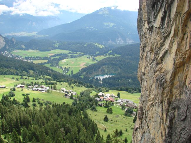 Klettersteig Pinut - Sicht vorbei an der Felsnadel auf den Crestasee