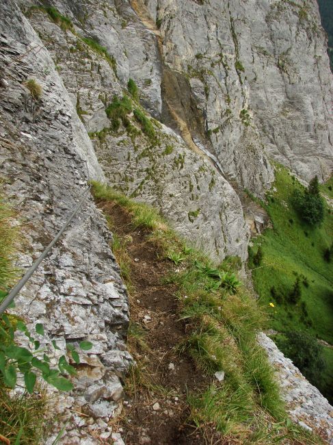 schmaler Fussweg zwischen den Treppenabschnitten hinauf zum Flimserstein