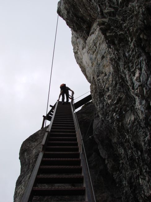 Pinut - lange Eisentreppe des 2007 renovierten Klettersteig bei Flims - Fidaz