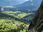 Ausblick vom Klettersteig Pinut hinunter auf den Crestasee